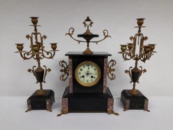 Uhr und zwei Kerzenständer - 1880