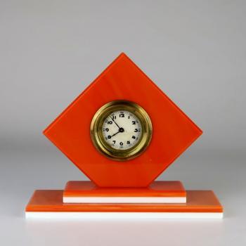 Tischuhr - orangefarbenes Glas, opaxitweißes Glas - 1930
